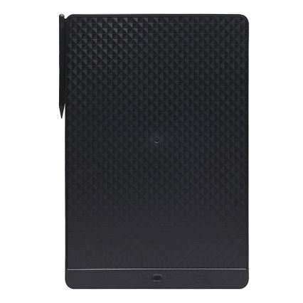 Čierny tabletový písací blok s jemnou geometrickou štruktúrou povrchu leží na bielom pozadí. K nemu je priložené čierne pero. Na spodnom okraji je malé nenápadné logo.