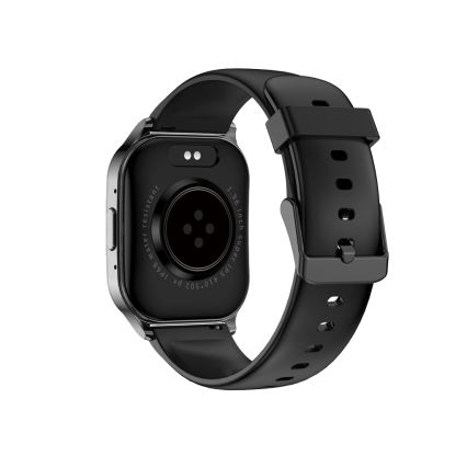 Chytré hodinky s čiernym remienkom sú zobrazené zo zadnej strany. Na zadnej strane sú viditeľné senzory a text: „1.96 inch support 410.502 px 196x68 IP68 water resistant“. Hodinky sú umiestnené na bielom pozadí.