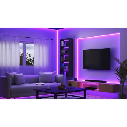 LED pásy osvetľujú obývaciu izbu s pohovkou, televízorom a knižnicou. Pásy sú umiestnené po obvode steny za televízorom a po obvode stropu. Svetlo je fialové a ružové.