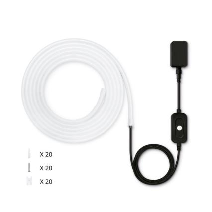 LED páska je zrolovaná. Je pripojená k čiernemu ovládaču so spínačom. Súčasťou je 20 hmoždiniek, 20 skrutiek a 20 držiakov.