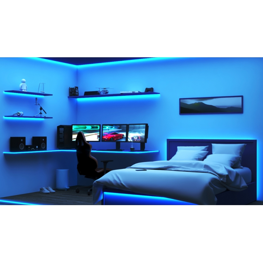 Herná zostava s troma monitormi zobrazujúcimi preteky áut je umiestnená v miestnosti s modrým podsvietením LED pásikov. Miestnosť obsahuje posteľ a police s audio zariadením.