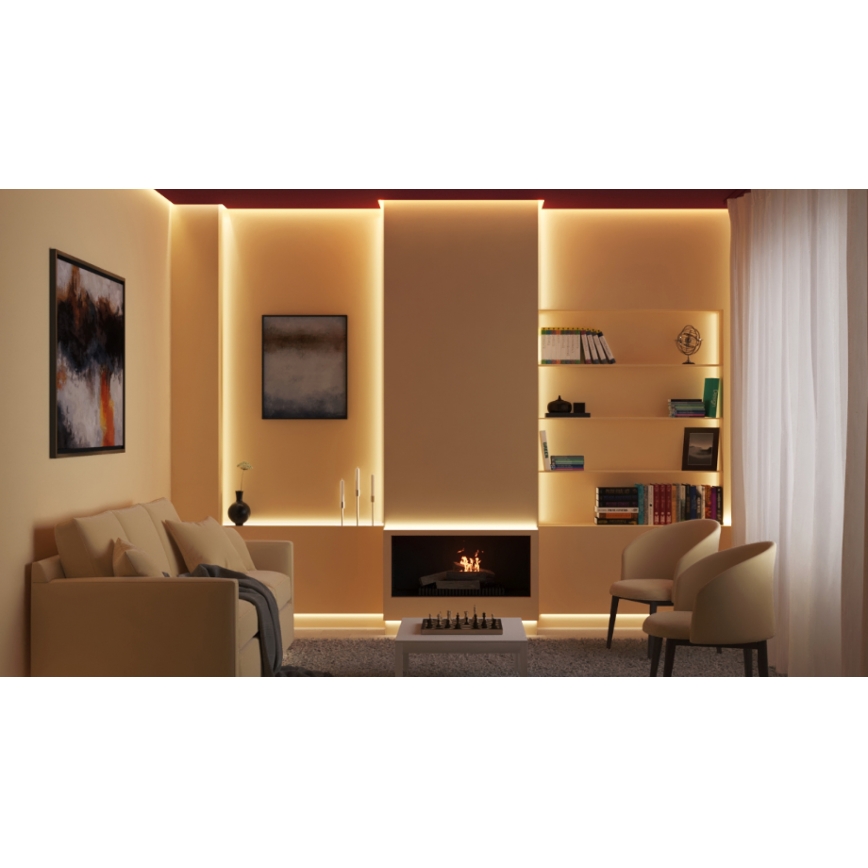 Svetlo svieti po obvode steny v obývacej izbe s krbom, pohovkou a dvoma kreslami. Na stene sú obrazy a polica s knihami. Pred krbom je konferenčný stolík so šachom.