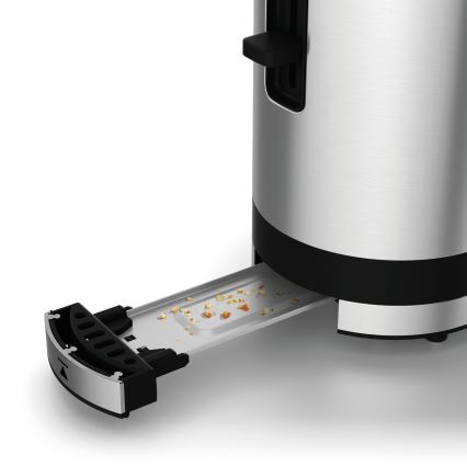 Strieborný toastovač s čiernym lemom má vysunutú zásuvku na omrvinky, na ktorej sa nachádzajú drobky. Zásuvka je čiastočne vytiahnutá z tela toastovača.