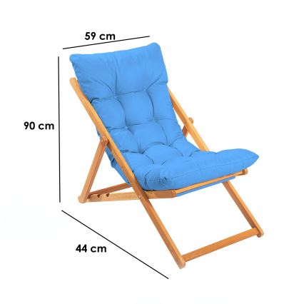Skladacia ležadlová stolička s modrým čalúnením sedáka, rozmery: 90 cm výška, 59 cm šírka, 44 cm hĺbka.