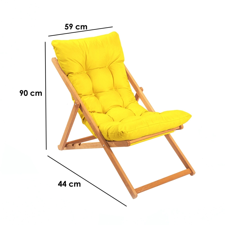 Skladacia ležadlová stolička s výškou 90 cm, šírkou 59 cm a hĺbkou 44 cm, má drevenú konštrukciu a žltý textilný vankúš. Stolička je zložená a je zobrazená na bielom pozadí.