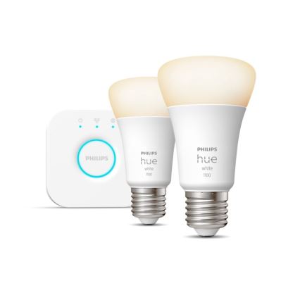 Dve inteligentné žiarovky Philips Hue White 1100 svietia. Sú umiestnené vedľa bieleho ovládača Philips Hue.