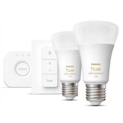 Dve LED žiarovky Philips Hue white ambiance 1100, spínač a diaľkové ovládanie. Žiarovky sú umiestnené na bielom pozadí.