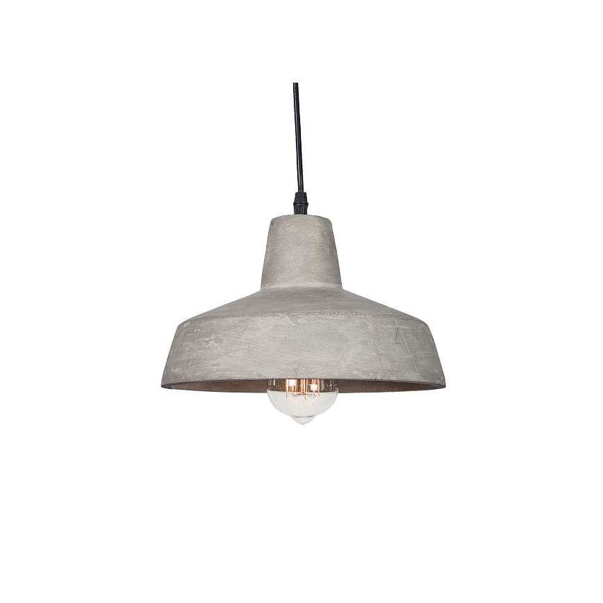 Betónová závesná lampa s rozsiahlou tienidlom visí na čiernom kábli. Tienidlo má tvar zrezaného kužeľa a vnútri je viditeľná žiarovka. Lampa je umiestnená na bielom pozadí.