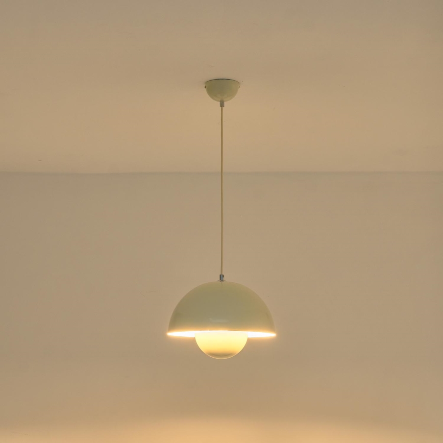 Svetlo visí zo stropu. Je béžové, zložené z polkruhového tienidla a guľovej žiarovky. V pozadí je svetlo béžová stena.