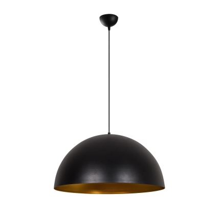Čierna závesná lampa s polguľovým tienidlom, vnútorná strana tienidla je zlatá, visí na tenkom kábli pred bielym pozadím.