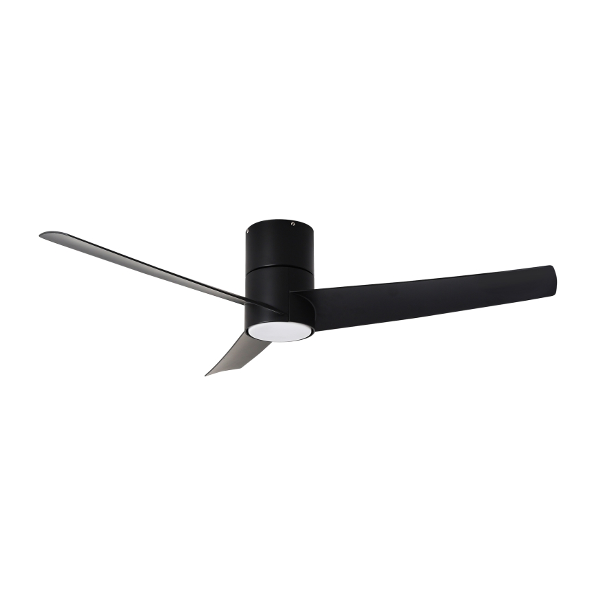 Stropný ventilátor s tromi lopatkami rotuje. Je čiernej farby s valcovým telom a zabudovaným svetlom. Ventilátor je umiestnený na bielom pozadí.