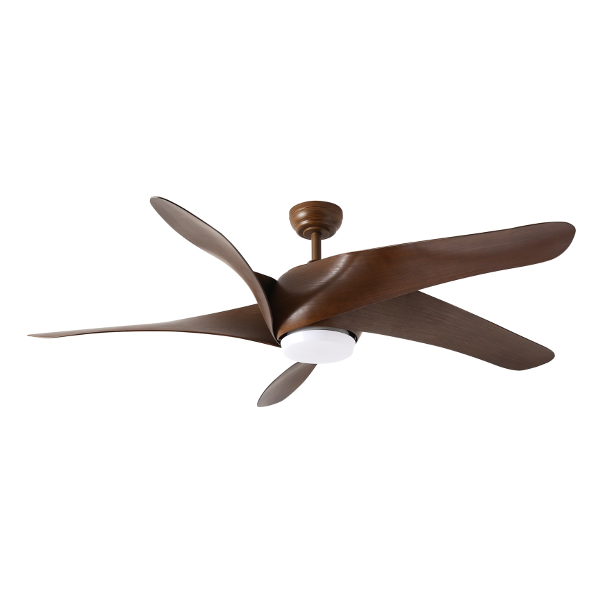 Stropný ventilátor s piatimi hnedými drevenými lopatkami a zabudovaným svetlom sa otáča. Je umiestnený na bielom pozadí.