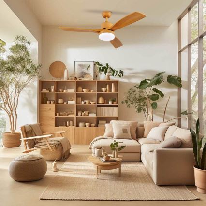 Drevený stropný ventilátor s osvetlením sa otáča v moderne zariadenej obývacej izbe s dreveným nábytkom, kobercom a izbovými rastlinami.