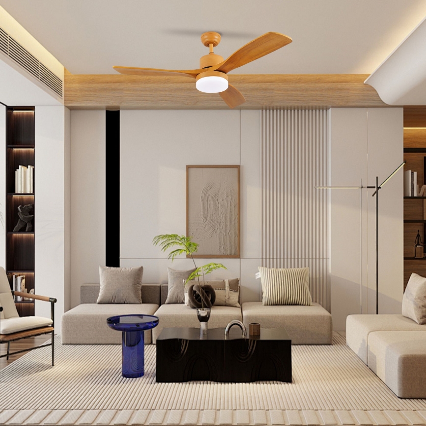 Drevený stropný ventilátor s integrovaným osvetlením je namontovaný v obývacej izbe. Ventilátor má štyri drevené lopatky. Izba obsahuje sedačku, konferenčný stolík a koberec.