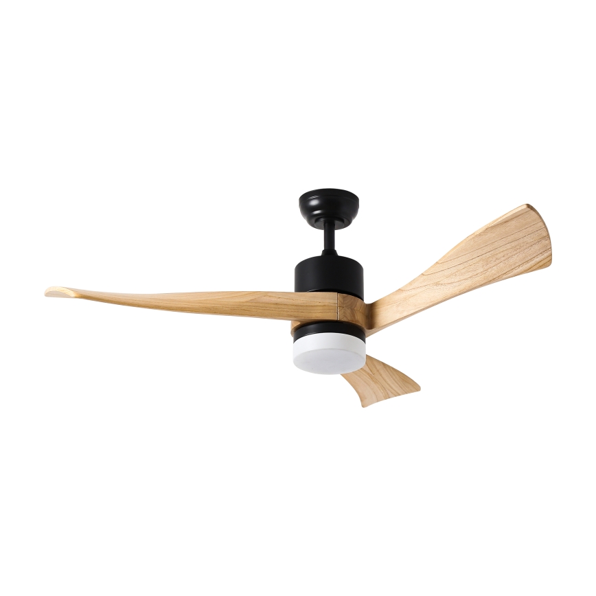 Trojlistý stropný ventilátor s drevenými lopatkami a čiernym kovovým telom rotuje. Svetlé LED svetlo je umiestnené v strede. Ventilátor je na bielom pozadí.