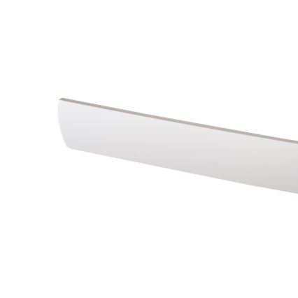 Biely, plochý ventilátorový lopatka sa nachádza pred bielym pozadím. Lopatka je dlhá a úzka, s mierne zaoblenými hranami.