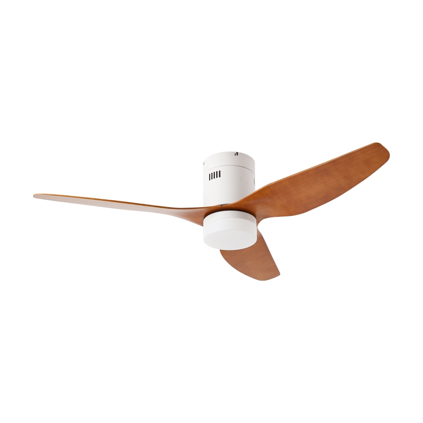 Trojlistý stropný ventilátor s drevenými lopatkami a bielym motorom sa otáča. Je umiestnený na bielom pozadí.