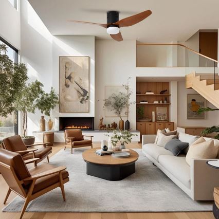 Drevený stropný ventilátor s integrovaným svetlom sa otáča v priestrannej obývacej izbe s koženými kreslami, sedačkou a konferenčným stolíkom. Izba je zariadená v modernom štýle s drevenými prvkami a krbom.