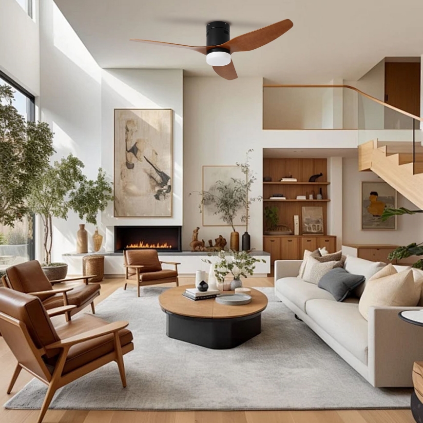 Drevený stropný ventilátor s integrovaným svetlom sa otáča v priestrannej obývacej izbe s koženými kreslami, sedačkou a konferenčným stolíkom. Izba je zariadená v modernom štýle s drevenými prvkami a krbom.