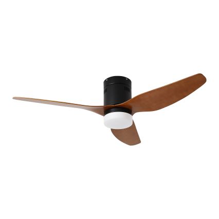 Stropný ventilátor s tromi drevenými lopatkami a čiernym motorom sa otáča. Má zabudované svetlo. Ventilátor je na bielom pozadí.