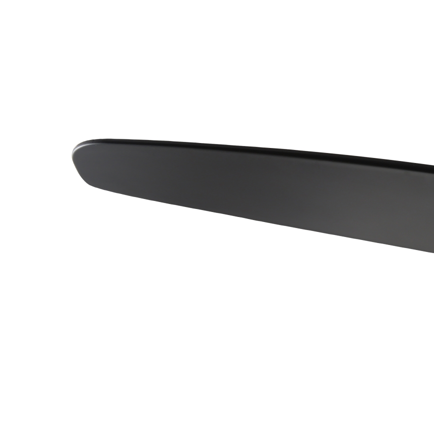 Čierny ventilátorový lopatk rotácie pred bielym pozadím.