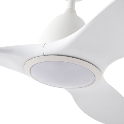 Biely stropný ventilátor s tromi lopatkami a zabudovaným svetlom sa nachádza na bielom pozadí. Ventilátor je v pokojovej polohe.