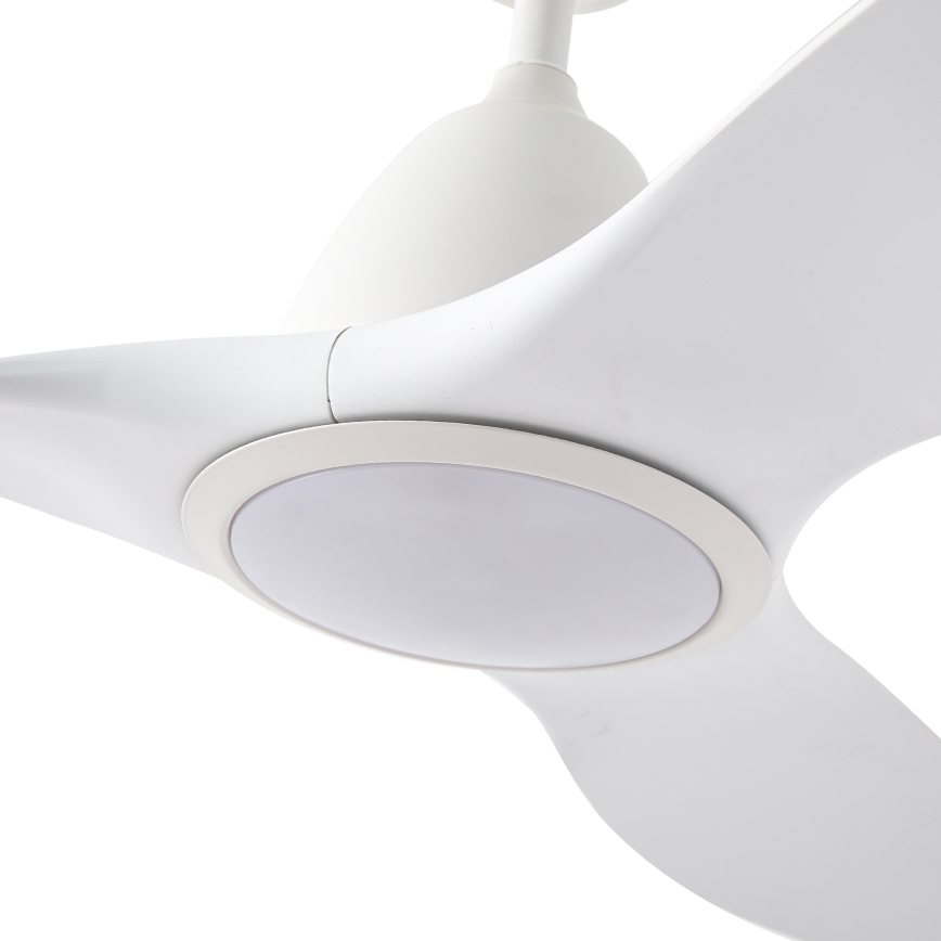 Biely stropný ventilátor s tromi lopatkami a zabudovaným svetlom sa nachádza na bielom pozadí. Ventilátor je v pokojovej polohe.