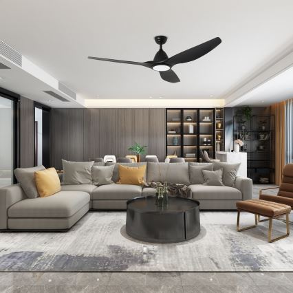 Čierny stropný ventilátor s troma lopatkami rotuje v modernom obývacom priestore s rozsiahlou sedačkou, konferenčným stolíkom a knižnicami.
