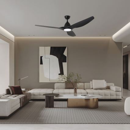 Čierny stropný ventilátor s integrovaným svetlom rotuje v modernej obývacej izbe s bielou sedačkou a konferenčným stolíkom. Izba má neutrálnu farebnú paletu a abstraktný obraz na stene.