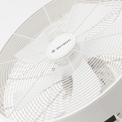 Biely stolový ventilátor značky ZEVENTI s vrtuľou za mriežkou sa nachádza na bielom pozadí.