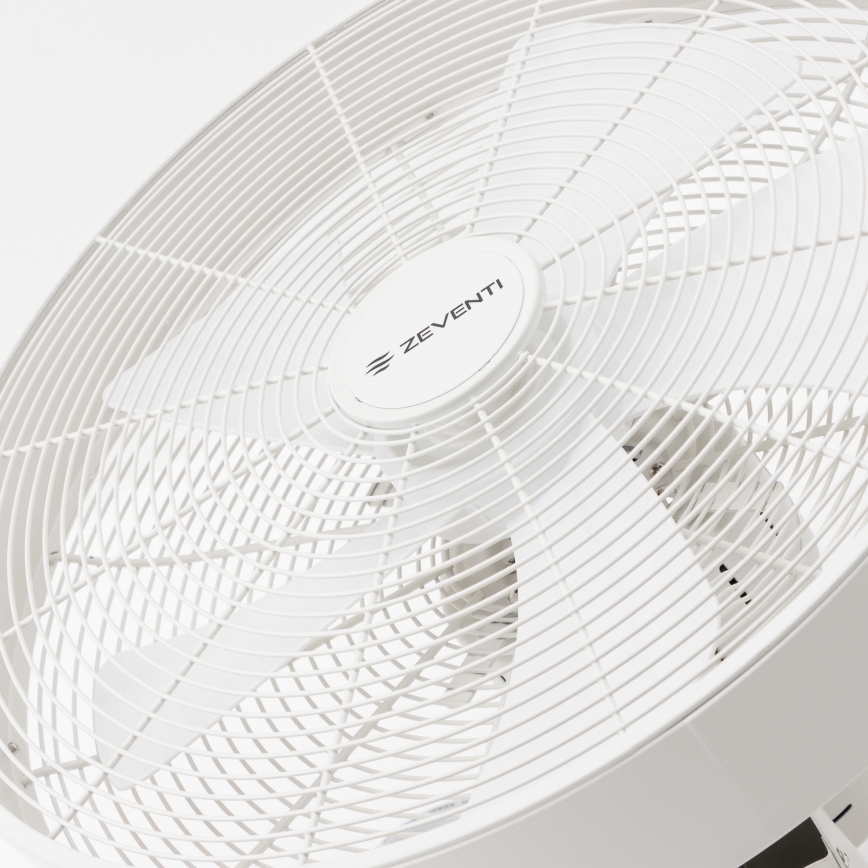 Biely stolový ventilátor značky ZEVENTI s vrtuľou za mriežkou sa nachádza na bielom pozadí.