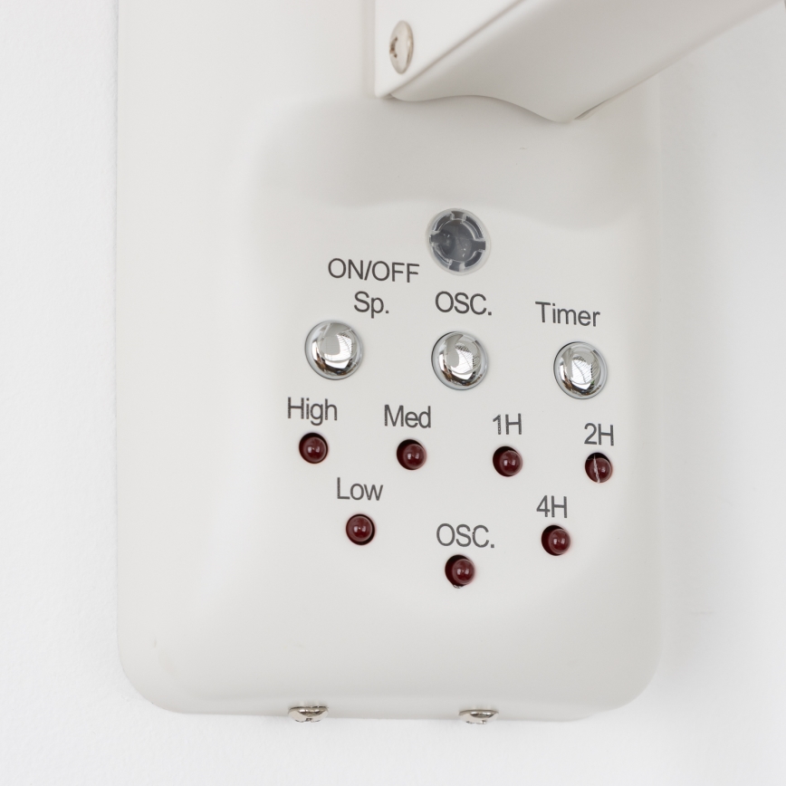Biela ovládacia jednotka s tlačidlami pre zapínanie/vypínanie, nastavenie rýchlosti (High, Med, Low) a časovača (1H, 2H, 4H), plus oscilačné funkcie (OSC.). Indikátory svietia červeno.