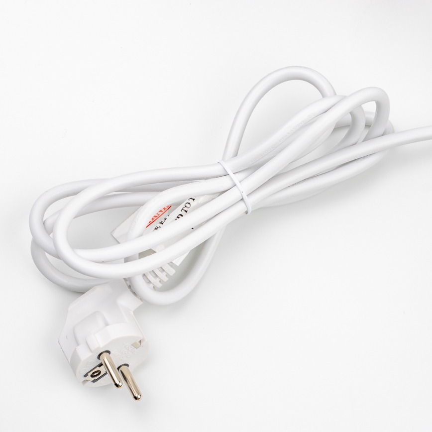 Biela sieťová šnúra s európskou zástrčkou leží na bielom podklade. Na káble je viditeľný červeno-čierny nápis „KOLOA 2x0.75“.