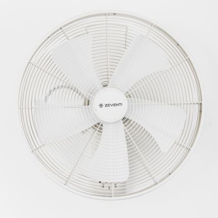 Biely stropný ventilátor značky ZEVENTI s piatimi lopatkami je pripevnený na stene. Ventilátor je nehybný.