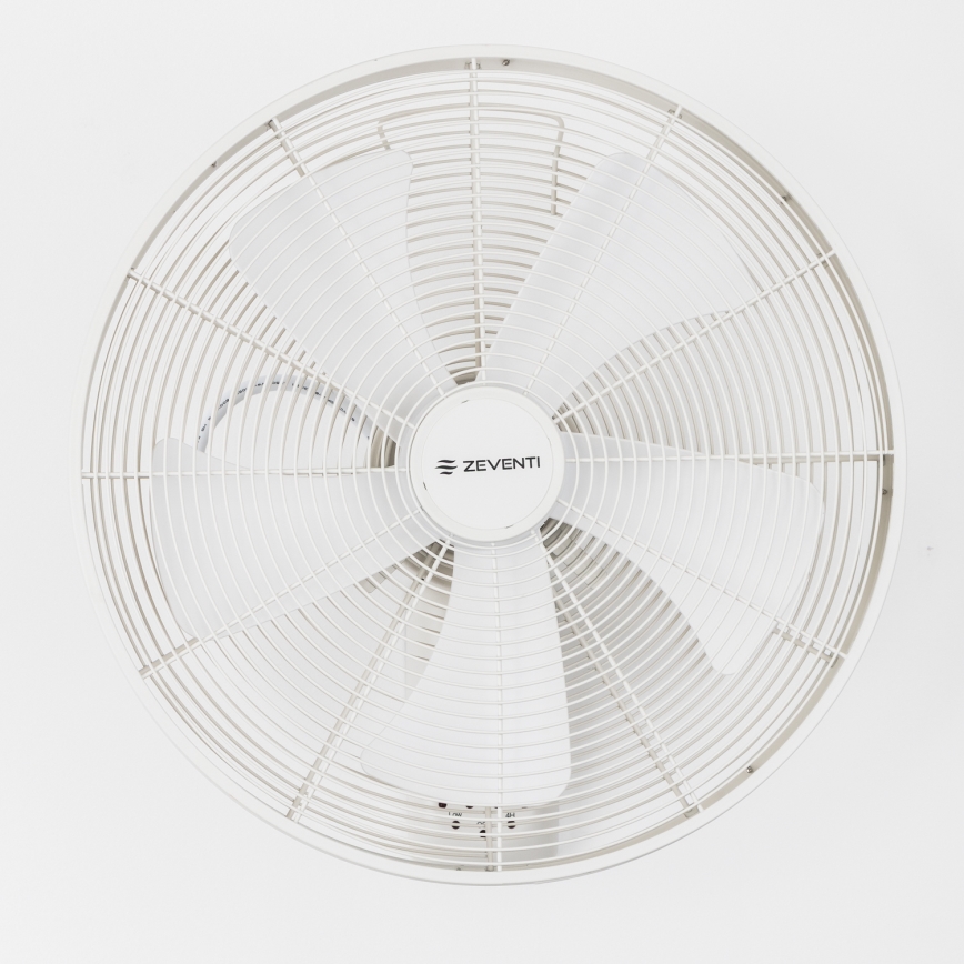 Biely stropný ventilátor značky ZEVENTI s piatimi lopatkami je pripevnený na stene. Ventilátor je nehybný.
