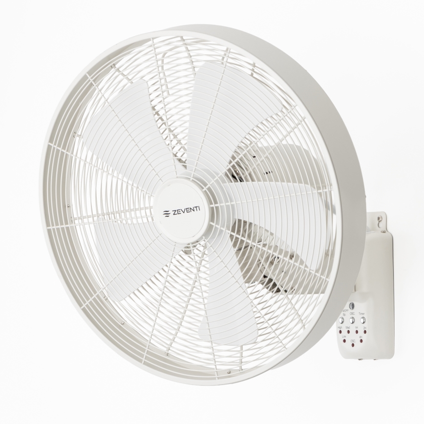 Biely nástenný ventilátor značky Zeventi s piatimi lopatkami roztáča svoje lopatky. Ventilátor je pripevnený na stenu, vedľa neho je umiestnený biely ovládací panel s časovačom.