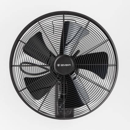 Čierny stolový ventilátor s piatimi lopatkami rotuje. Na stredovej časti je logo ZEVENTI. Ventilátor je umiestnený na bielom pozadí.