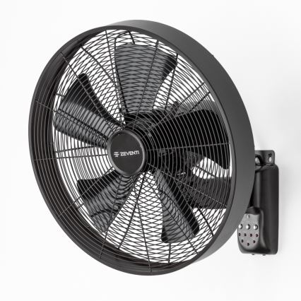 Čierny nástenný ventilátor s piatimi lopatkami sa otáča. Ventilátor je upevnený na stene a má ovládací panel s niekoľkými svetlami. Na ventilátore je logo ZEVENTI.