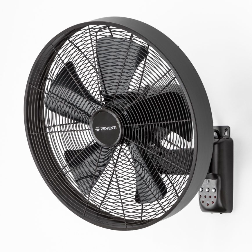 Čierny nástenný ventilátor s piatimi lopatkami sa otáča. Ventilátor je upevnený na stene a má ovládací panel s niekoľkými svetlami. Na ventilátore je logo ZEVENTI.