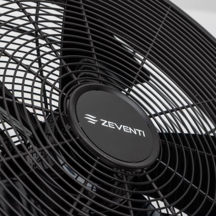 Čierny stolový ventilátor značky ZEVENTI s kovovou ochrannou mriežkou stojí na bielom podklade. Ventilátor je statický. Na stredovej krytke je logo ZEVENTI.