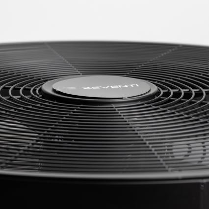 Veľký čierny ventilátor s mriežkou a nápisom „ZEVENTI“ na stredovom kryte je umiestnený na svetlom pozadí.