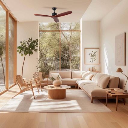 Drevený stropný ventilátor s tmavohnedými lopatkami sa otáča v svetlej obývacej izbe. Izba má svetlohnedú sedačku, drevený konferenčný stolík a svetlý koberec. Veľké okná s výhľadom na zeleň dopĺňajú priestor.