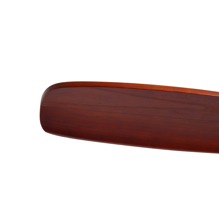 Drevený ventilátorový lopatka sa nachádza pred bielym pozadím. Lopatka je tmavohnedá, oválneho tvaru a s hladkým povrchom.