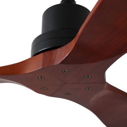 Drevený stropný ventilátor s tromi hnedými lopatkami a čiernym motorom je pripevnený skrutkami. Viditeľné sú detaily spojenia lopatiek s motorom. Ventilátor je zobrazený zospodu.