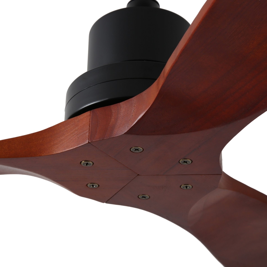 Drevený stropný ventilátor s tromi hnedými lopatkami a čiernym motorom je pripevnený skrutkami. Viditeľné sú detaily spojenia lopatiek s motorom. Ventilátor je zobrazený zospodu.