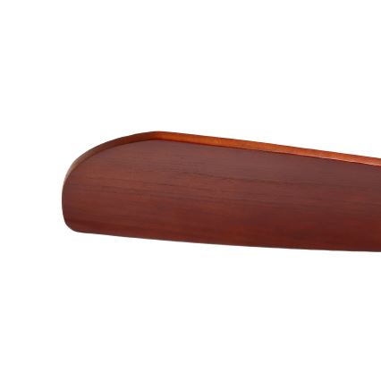 Drevený ventilátorový list hnedočervenej farby je zobrazený zblízka na bielom pozadí. List je mierne zaoblený a má hladký povrch.