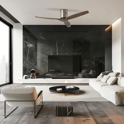 Stropný ventilátor s drevenými lopatkami a kovovým telom sa otáča v modernej obývačke. Obývacia izba má tmavosivú mramorovú stenu s televízorom a svetlým nábytkom.