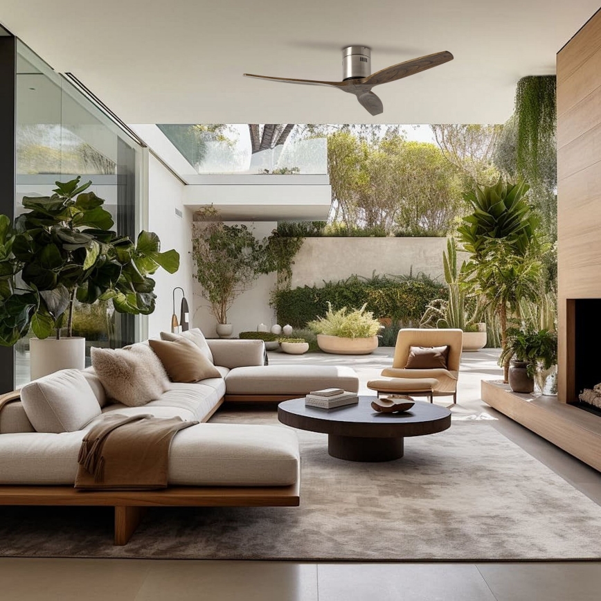 Moderná sedačka v tvare písmena U sa nachádza v priestrannej miestnosti s výhľadom na dvor s bohatou vegetáciou. Nad sedačkou je stropný ventilátor. Miestnosť je zariadená v modernom štýle s drevenými prvkami a neutrálnymi farbami.