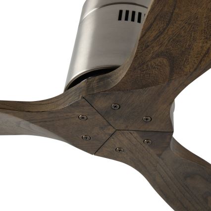 Drevený stropný ventilátor s kovovou časťou sa otáča. Tri hnedé drevené lopatky sú pripevnené k striebornej kovovej základni pomocou skrutiek.
