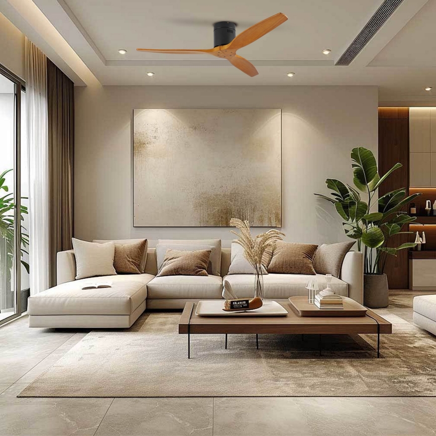 Drevený stropný ventilátor s troma lopatkami sa otáča v moderne zariadenej obývacej izbe. Izba obsahuje rohovú sedačku, konferenčný stolík a veľký obraz na stene.